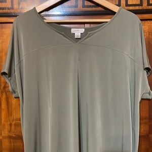 Jaclyn Smith Size XXL v-neck short sleeve Size XXL it has a small stain